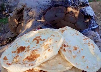 من خبز التنور تبدأ الحكاية؛ حكاية دفء وسلام.